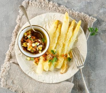 Überbackene-weisse-Spargeln-mit-Tomaten-Vinaigrette 1